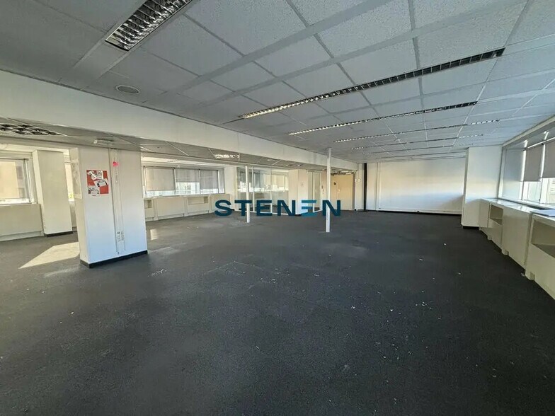 Office in Marseille for lease - Interior Photo - Image 2 of 5