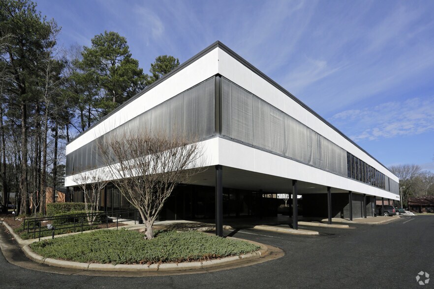 2726 Croasdaile Dr, Durham, NC à louer - Photo du bâtiment - Image 3 de 10