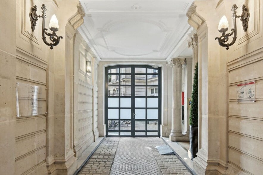 2 Avenue De Messine, Paris for lease - Lobby - Image 2 of 14