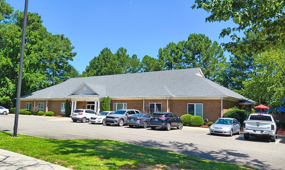 101 Arbor Creek Dr & 101 Osterville Dr portfolio of 2 properties for sale on LoopNet.ca - Building Photo - Image 2 of 6