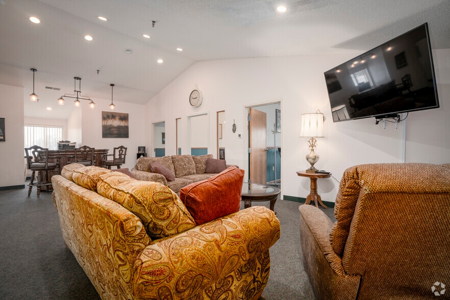 2039 East Harbor Rd, Port Clinton, OH for sale - Interior Photo - Image 3 of 11