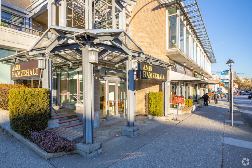 1655-1695 Marine Dr, West Vancouver, BC à vendre - Photo du bâtiment - Image 3 de 7