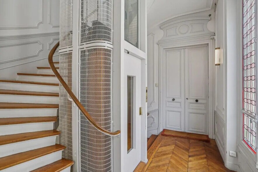 63 Rue De Ponthieu, Paris à louer - Photo du bâtiment - Image 2 de 12