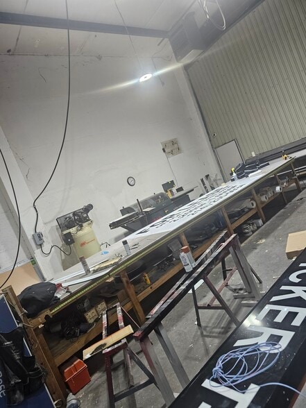 2204-2206 Joe Field Rd portfolio of 2 properties for sale on LoopNet.ca - Building Photo - Image 3 of 14