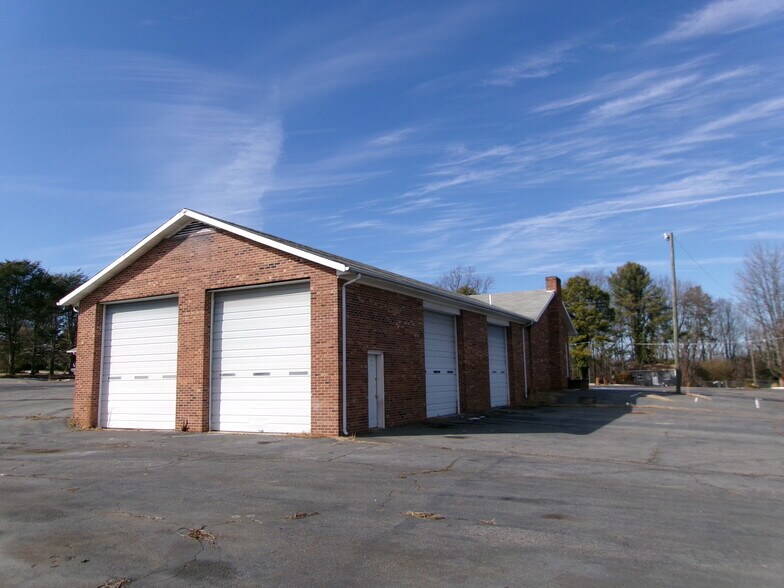 8655 Fairystone Park Hwy, Bassett, VA à vendre - Photo du bâtiment - Image 3 de 8