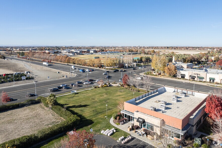 2290 Del Paso Rd, Sacramento, CA for lease - Primary Photo - Image 1 of 7