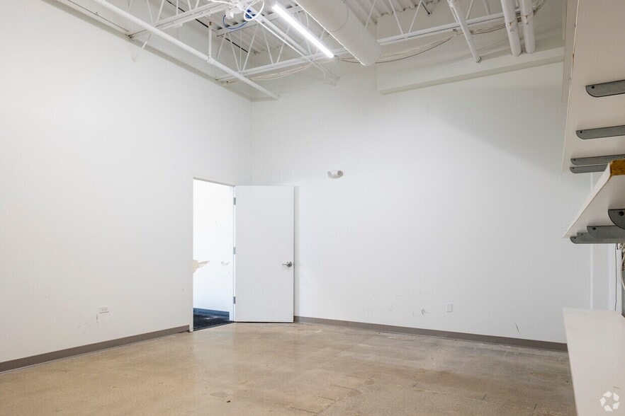 980 Elk Grove Town Ctr, Elk Grove Village, IL à louer - Photo du bâtiment - Image 2 de 18