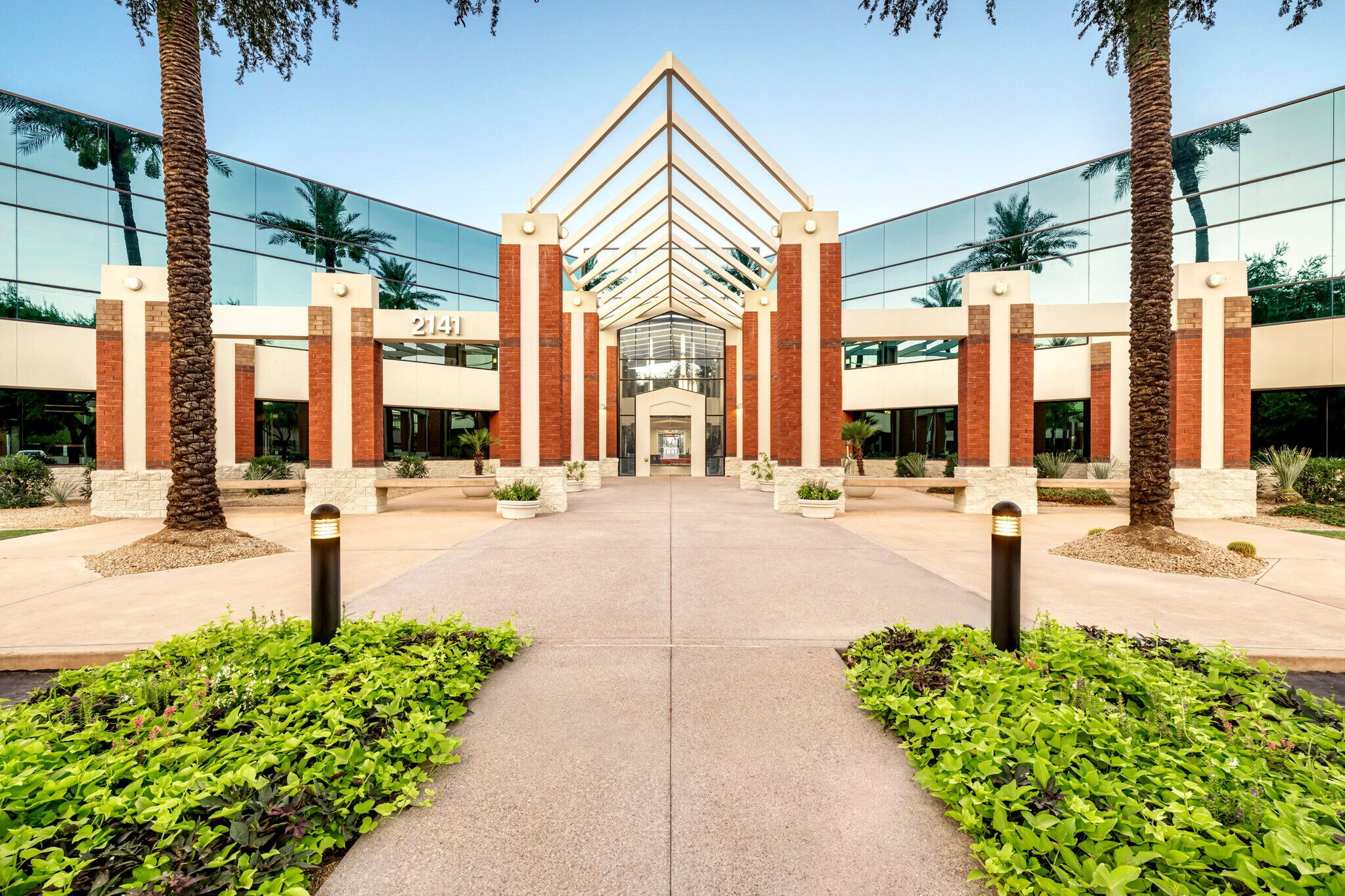 2141 E Broadway Rd, Tempe, AZ à louer Photo principale- Image 1 de 10