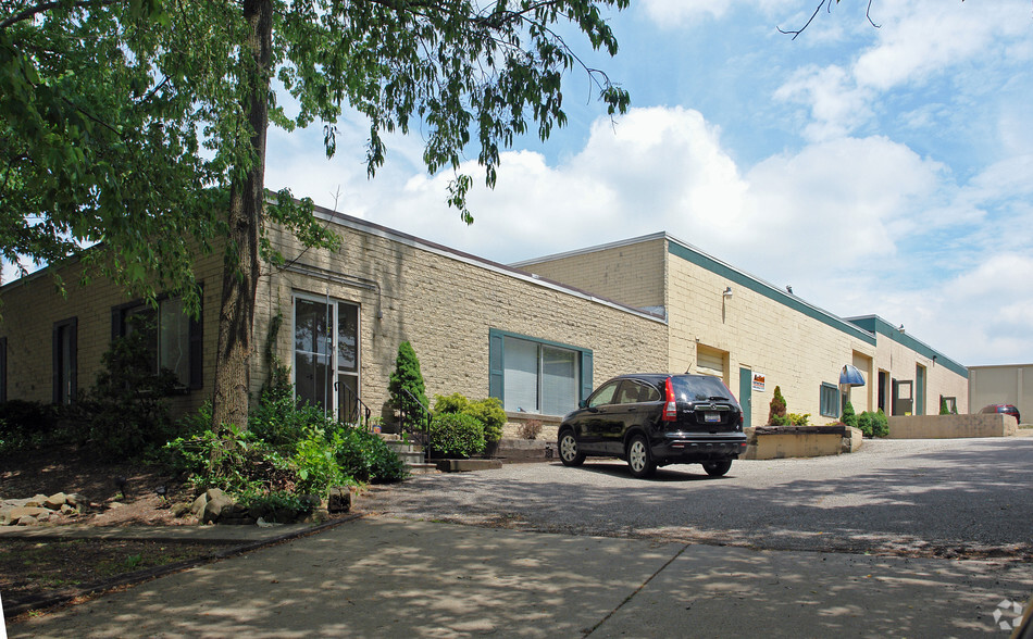 16695 W Park Circle Dr, Chagrin Falls, OH for lease - Building Photo - Image 1 of 8