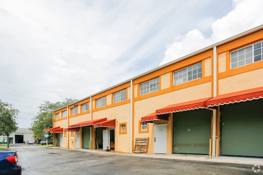 13192 SW 130th Ter, Miami, FL à louer - Photo du bâtiment - Image 3 de 3