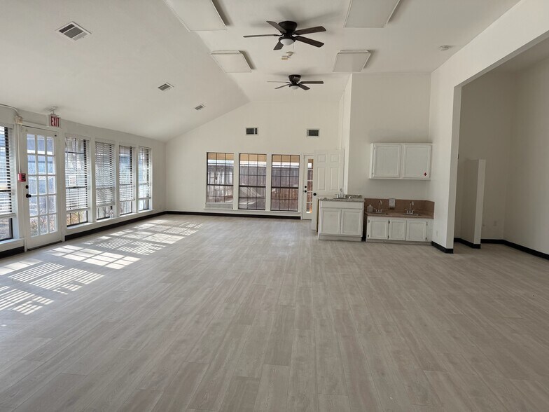 1935 Old Denton Rd, Carrollton, TX à vendre - Photo du bâtiment - Image 3 de 16