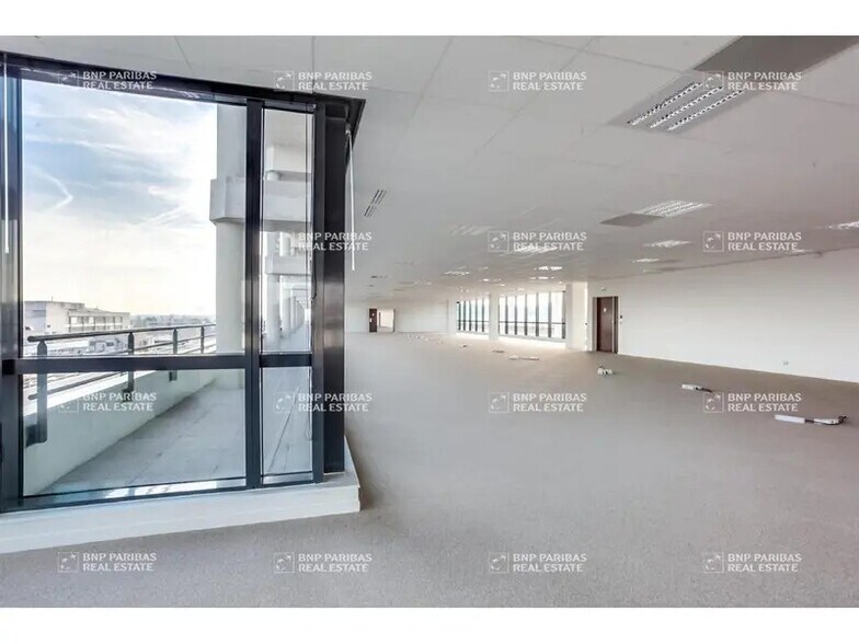 3 Rue Christophe Colomb, Massy for lease - Interior Photo - Image 3 of 12