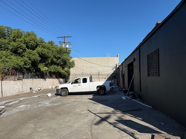 6917-6919 Lankershim Blvd, North Hollywood, CA for lease - Building Photo - Image 3 of 9