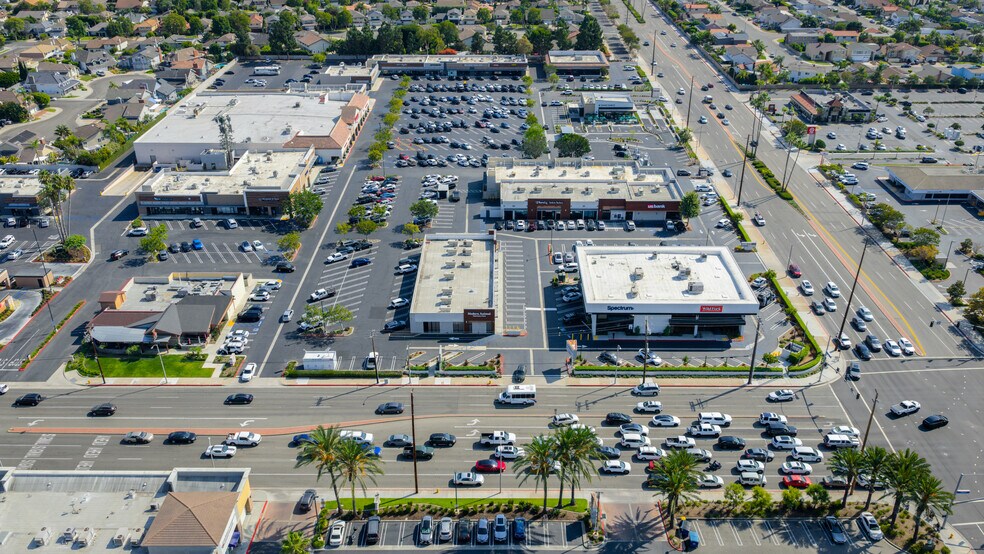 20052 Brookhurst St, Huntington Beach, CA à louer - Photo du bâtiment - Image 2 de 8