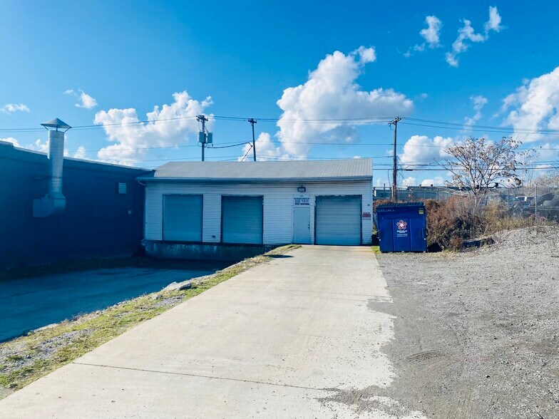 812 E Ferry St, Buffalo, NY à louer - Photo du bâtiment - Image 3 de 11