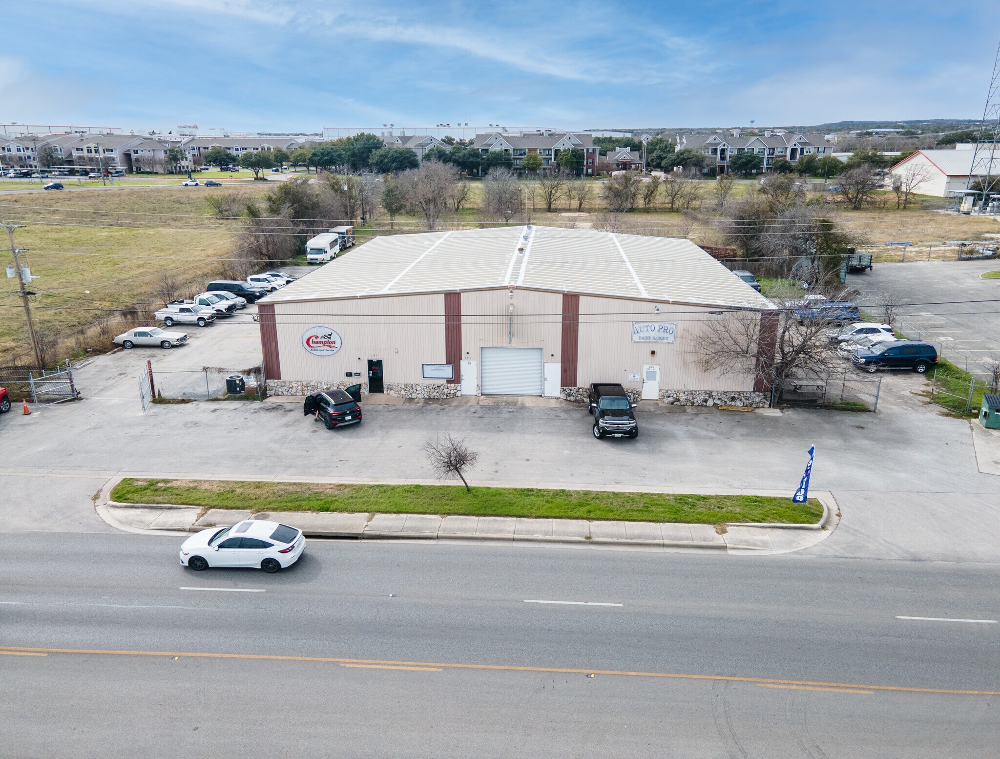 290 Wonder World Dr, San Marcos, TX for lease Primary Photo- Image 1 of 66