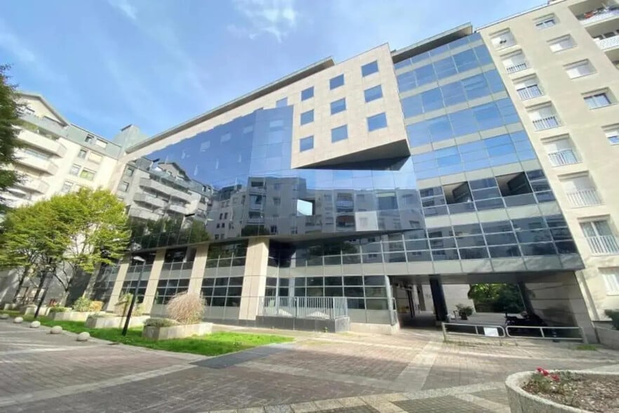 Office in Boulogne-Billancourt for sale - Building Photo - Image 1 of 5