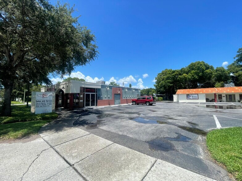 554-558 Clearwater Largo Rd N, Largo, FL à louer - Photo du bâtiment - Image 1 de 2