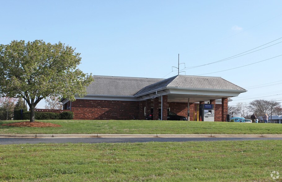 2200 Westchester Dr, High Point, NC à louer - Photo du bâtiment - Image 2 de 6