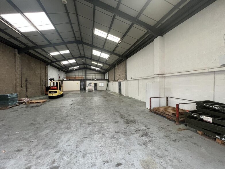 5 New Rd, Hixon à louer - Photo du bâtiment - Image 2 de 23