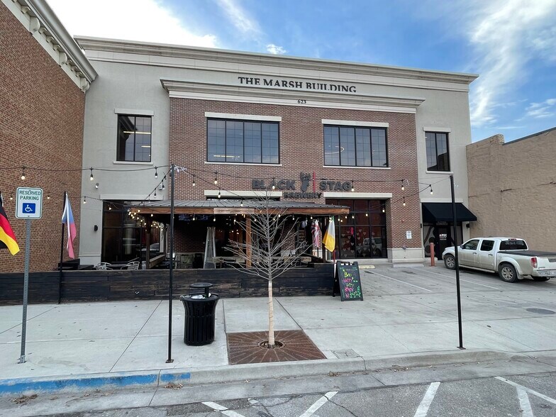 623 Massachusetts St, Lawrence, KS à vendre - Photo principale - Image 1 de 5