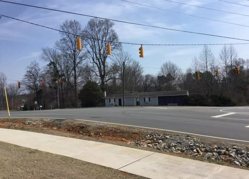 4105 Old Hillsborough Rd, Mebane, NC à vendre - Photo du bâtiment - Image 3 de 10