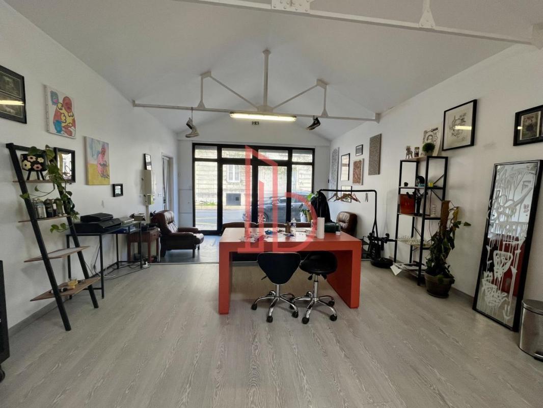 Office in Bordeaux for lease Interior Photo- Image 1 of 5