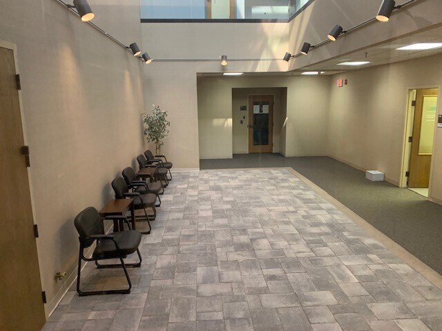 500 Coventry Ln, Crystal Lake, IL à louer - Hall d’entrée - Image 3 de 8