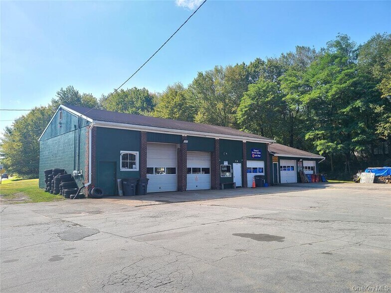 36 Cold Spring Rd, Monticello, NY à vendre - Photo du bâtiment - Image 3 de 38