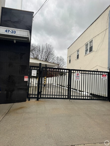 4733 Little Neck Pky, Little Neck, NY à vendre - Photo du bâtiment - Image 3 de 16