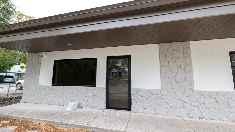190 Patricia Ave, Dunedin, FL à louer - Photo du bâtiment - Image 3 de 10
