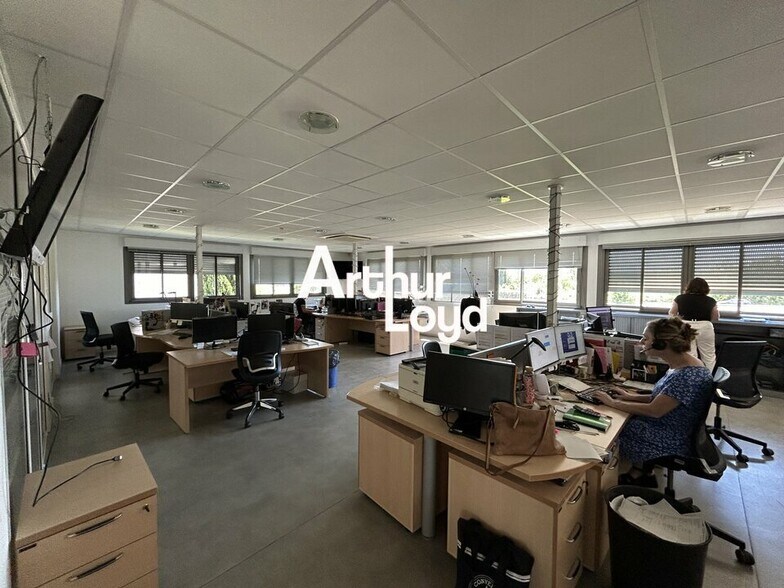 Office in Le Muy for lease - Interior Photo - Image 1 of 3