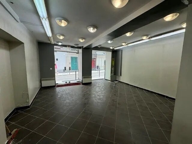 Retail in Paris for sale - Interior Photo - Image 1 of 8