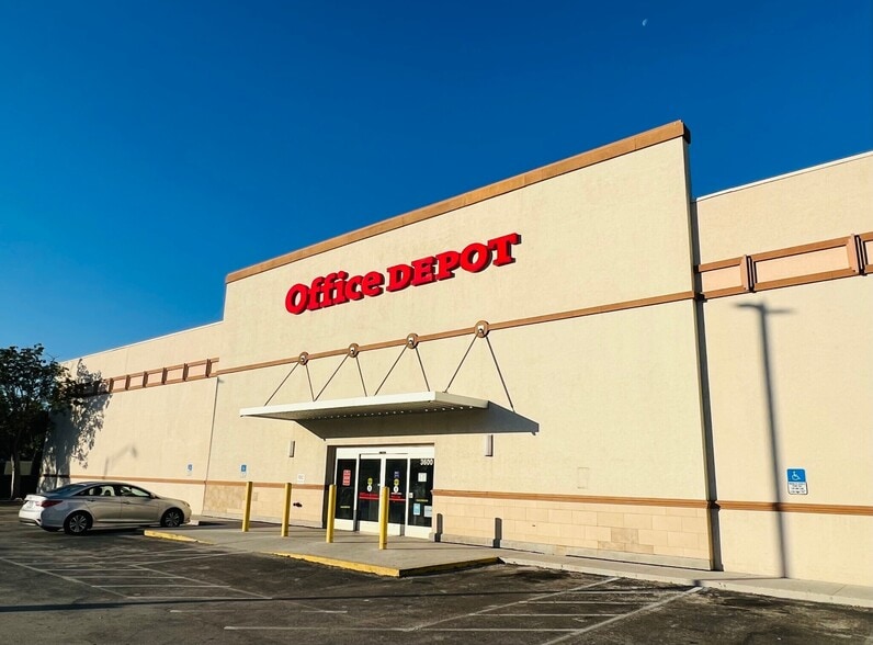 3600 Le Jeune Rd, Miami, FL for lease - Building Photo - Image 3 of 11