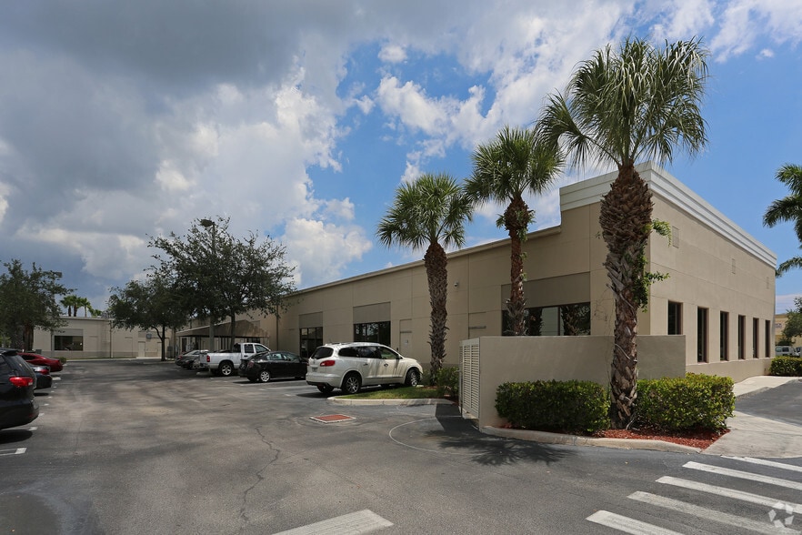 2101 Centrepark West Dr, West Palm Beach, FL for lease - Building Photo - Image 3 of 4