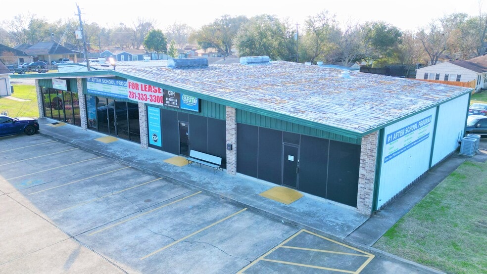 4502-4504 Center St, Deer Park, TX for lease - Building Photo - Image 2 of 7