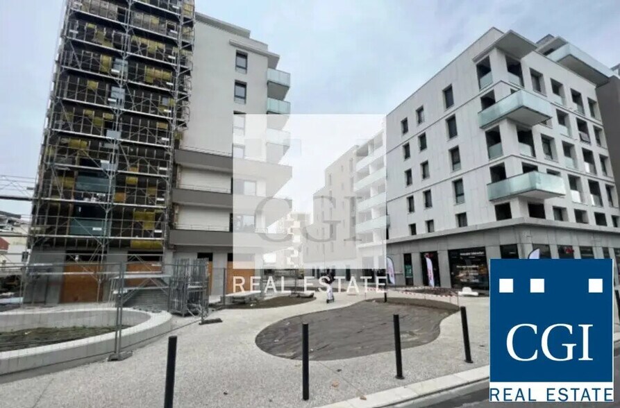 Retail in Grenoble for lease - Building Photo - Image 2 of 8