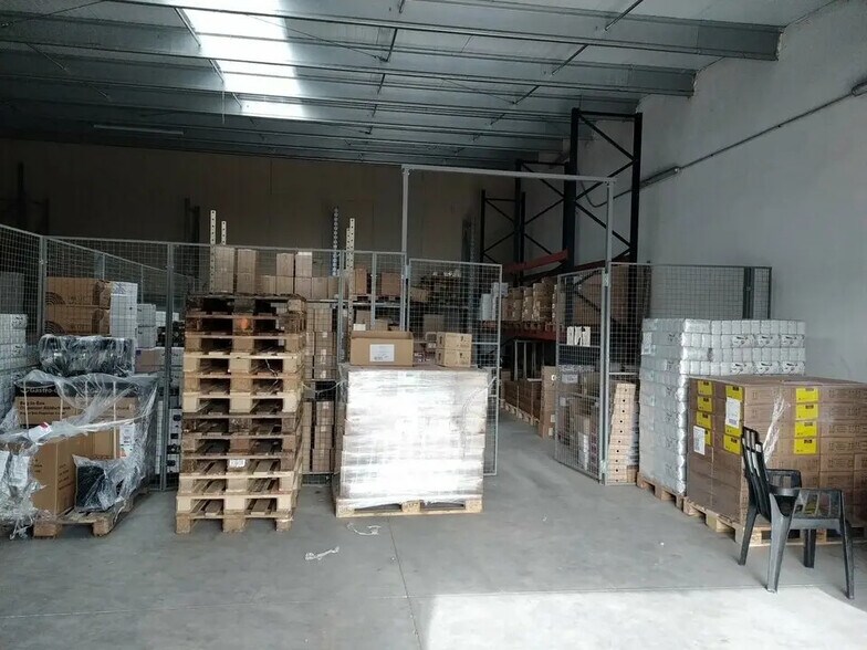 Flex in Aubagne for lease - Interior Photo - Image 3 of 3