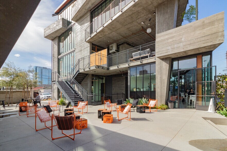 5788 W Adams Blvd, Los Angeles, CA for lease - Building Photo - Image 2 of 6