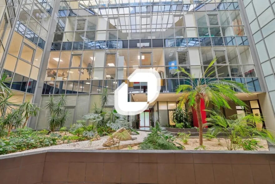 Bureau dans Torcy à louer - Hall d’entrée - Image 3 de 12