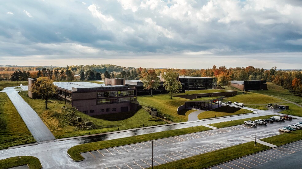 4545 E River Rd, West Henrietta, NY à louer - Photo du bâtiment - Image 2 de 20