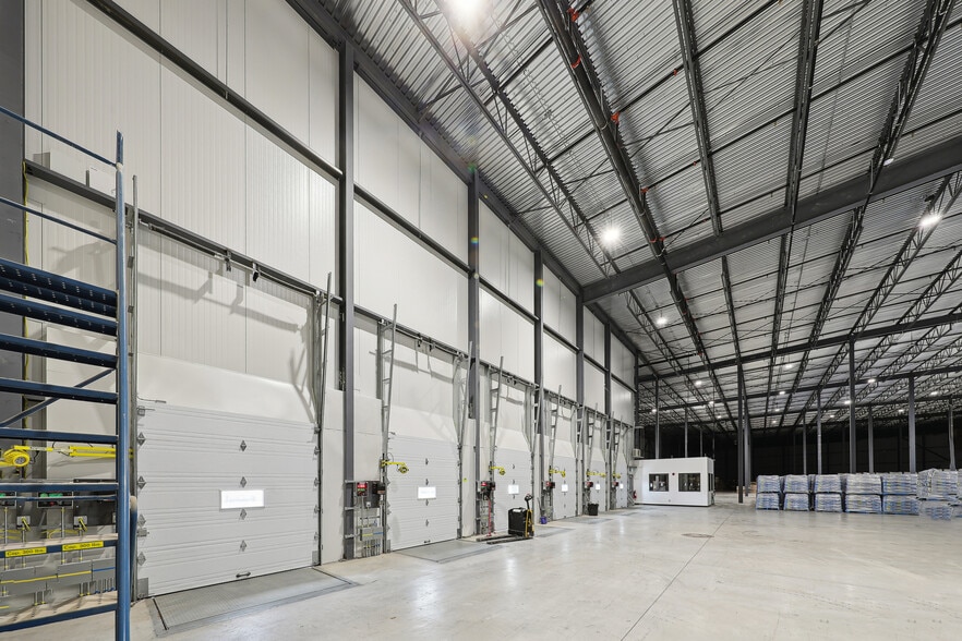 3 Rue Bonvouloir, Sainte-brigide-d'iberville, QC for lease - Interior Photo - Image 2 of 5