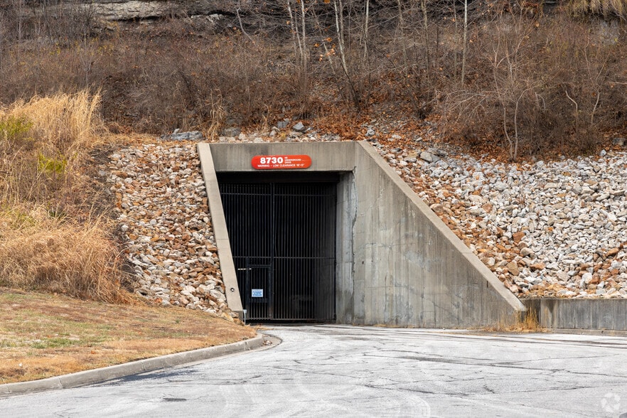 8600 NE Underground Dr, Kansas City, MO à louer - Photo du bâtiment - Image 3 de 9