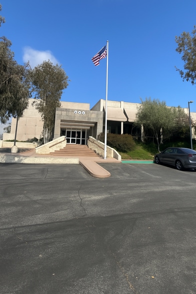 950 Lawrence Dr, Thousand Oaks, CA for lease - Building Photo - Image 2 of 11