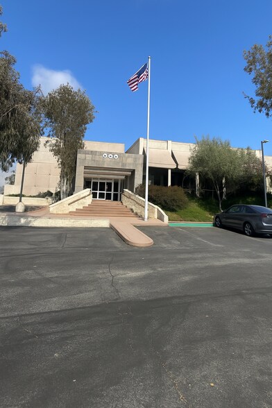 950 Lawrence Dr, Thousand Oaks, CA à louer - Photo du bâtiment - Image 2 de 11