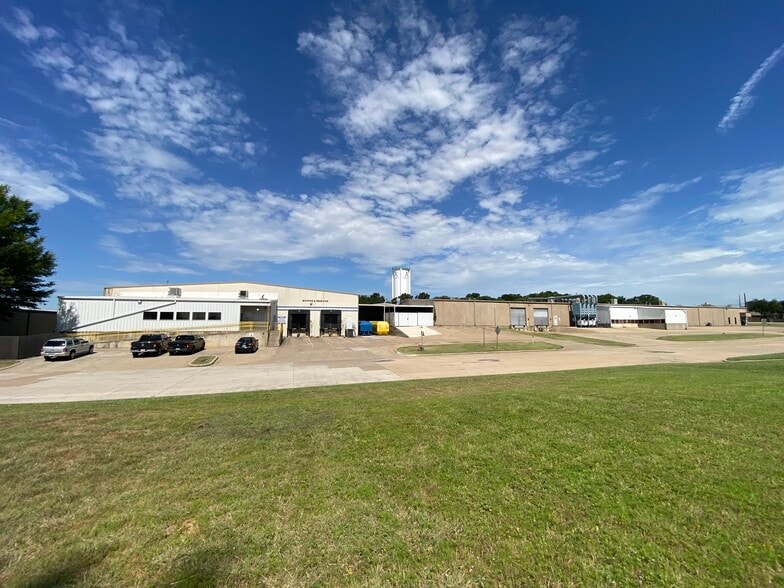 695 Tower Dr, Kennedale, TX for lease - Building Photo - Image 3 of 19