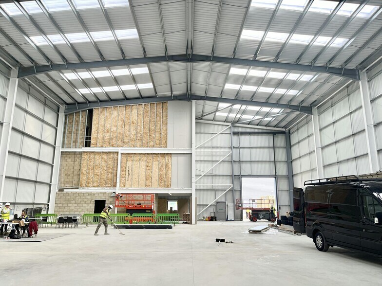 Station Road Approach, Waltham Cross for lease - Building Photo - Image 2 of 5