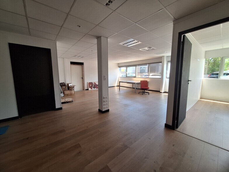 Office in Le Haillan for lease - Building Photo - Image 2 of 4