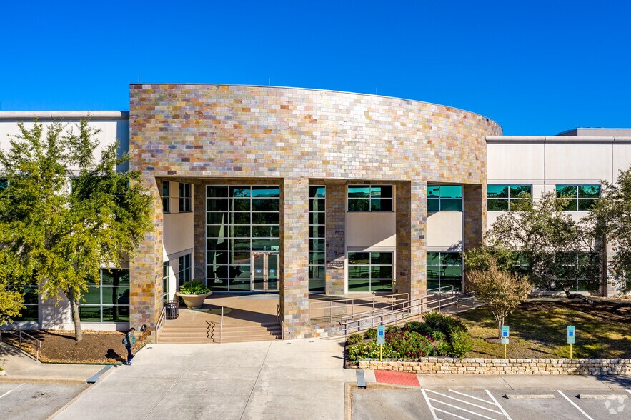 227 N Loop 1604 E, San Antonio, TX à louer - Photo du bâtiment - Image 2 de 7