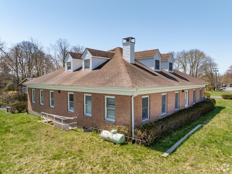 99 Sanford Pl, Southampton, NY for sale - Building Photo - Image 3 of 6